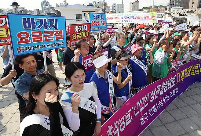 부산 중구 자갈치시장 인근에 있는 어패류조합, 신동아시장, 자갈밭상인회, 외식업지부 등 4개 상인회 회원들이 바가지요금 근절과 관련한 캠페인을 벌이고 있다. 2025.9.5 (ⓒ뉴스1, 무단 전재-재배포 금지)