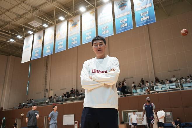 경기 용인에 있는 팀 훈련장에 우승 현수막을 추가하는 게 목표라는 이상민 부산 케이씨씨(KCC) 신임 감독. 그의 뒤편에서 같은 목표를 가진 선수들이 훈련하고 있다. 부산 케이씨씨 제공