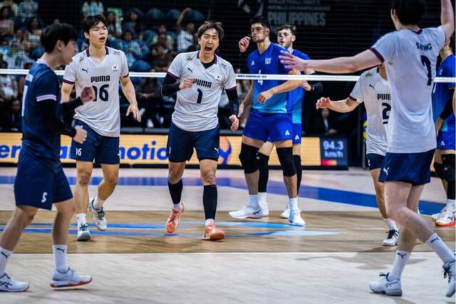 한국 남자배구 대표팀이 16일 필리핀 케손시티에서 열린 세계선수권대회에서 아르헨티나를 상대로 득점한 뒤 기뻐하고 있다. 국제배구연맹 제공