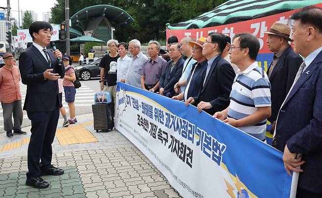 국가폭력 피해자들이 16일 낮 서울 여의도 국회 앞에서 연 ‘올바른 3기 진실·화해기본법 조속한 개정 촉구’ 기자회견이 시작되기 전 더불어민주당 김성회 의원이 발언하고 있다. 최현수 기자 emd@hani.co.kr