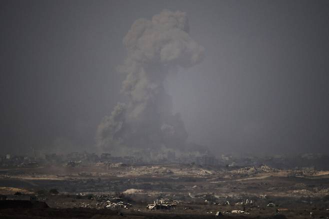 16일(현지시각) 팔레스타인 가자지구 북부에서 이스라엘군의 폭격으로 일어난 포연이 피어오르고 있다. AP 연합뉴스