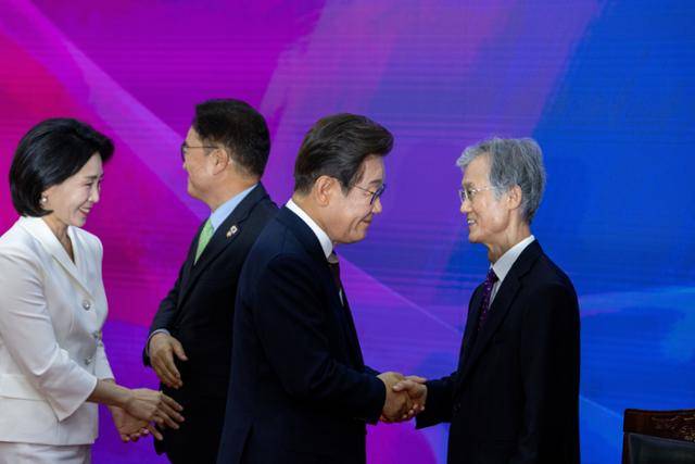 이재명 대통령이 올해 6월 국회 본청 로텐더홀에서 열린 제21대 대통령 취임선서 행사에서 조희대(오른쪽) 대법원장과 인사를 나누고 있다. 고영권 기자