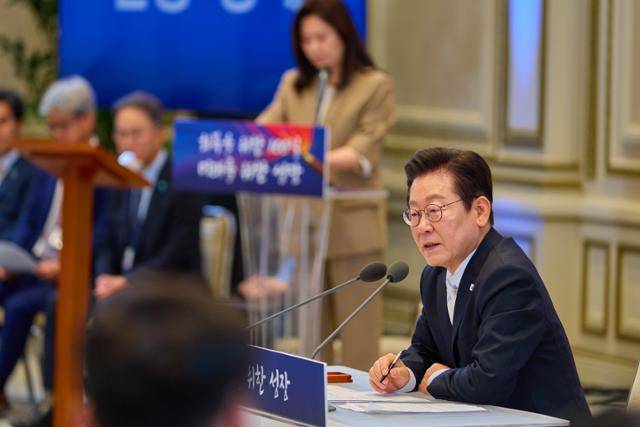 이재명 대통령이 취임 100일째가 되는 11일 오전 서울 청와대 영빈관에서 '회복을 위한 100일, 미래를 위한 성장' 기자회견을 갖고 있다. 대통령실 제공