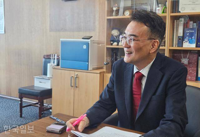 11일 경기 성남시 가천대 글로벌캠퍼스에서 이원준 가천대 AI·컴퓨팅연구원(GAIC) 초대 원장이 한국일보와 인터뷰하고 있다. 김태연 기자