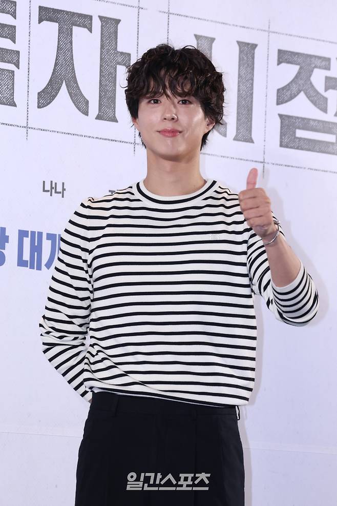 배우 박보검이 21일 오후 서울 송파구 롯데시네마 월드타워점에서 열린 영화 '전지적 독자 시점' VIP시사회 행사에 참석해 포토타임을 갖고 있다. '전지적 독자 시점'은 10년 이상 연재된 소설이 완결된 날 소설 속 세계가 현실이 되고, 유일한 독자였던 '김독자'가 소설 주인공 '유중혁' 등을 만나 멸망한 세상에 살아남기 위해 나서면서 벌어지는 이야기. 오는 23일 개봉. 서병수 기자 qudtn@edaily.co.kr /2025.07.21/