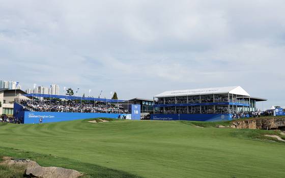 한국프로골프(KPGA) 투어 신한동해오픈이 14일 인천 잭니클라우스GC에서 막을 내렸다. 우승컵은 1만6000여 명의 갤러리 앞에서 일본의 히가 가즈키가 들어올렸다. [사진 KPGA 인스타그램]