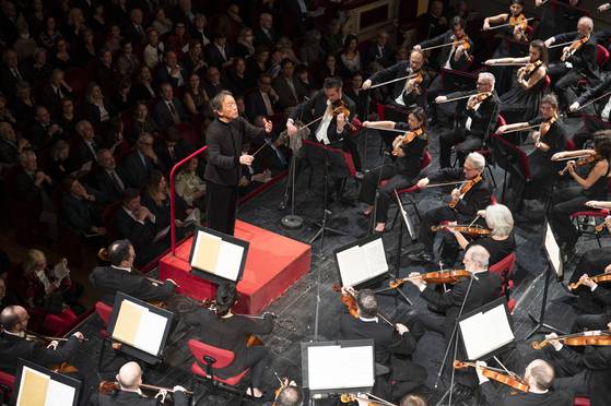 지휘자 정명훈과 라 스칼라 필하모닉 오케스트라가 17년 만에 함께 한국 공연을 한다. 정명훈은 2023년 이 오케스트라의 명예 지휘자로 임명됐고, 2027년부터 라 스칼라 극장의 음악 감독을 동양인 최초로 맡는다. [사진 마스트미디어]