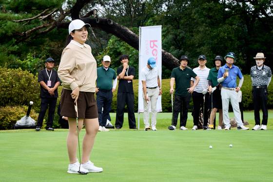 지난 13일 열린 제3회 더 시에나 컵에서 참가자들에게 자신의 장기인 퍼트 원포인트 레슨을 해주고 있는 박인비. [사진 더 시에나 그룹]
