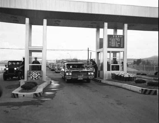 69년 강변도로 한강대교 남단~영등포 구간(강변1로) 개통식. 승용차 통행료가 20원이었다. [사진 서울역사기록원]