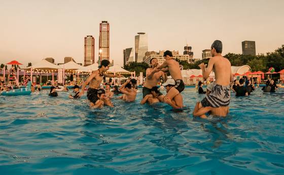 지난여름 여의도 한강공원 수영장에서 물놀이를 즐기는 시민들. [중앙포토]