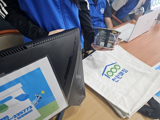 지난 3일부터 시작한 경기 평택대 천원매점. 오픈한 지 30분도 안됐는데 매대의 물건들이 동이 났다. 최모란 기자