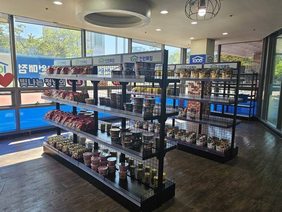 지난 3일부터 시작한 경기 평택대 천원매점. 오픈한 지 30분도 안됐는데 매대의 물건들이 동이 났다. 최모란 기자