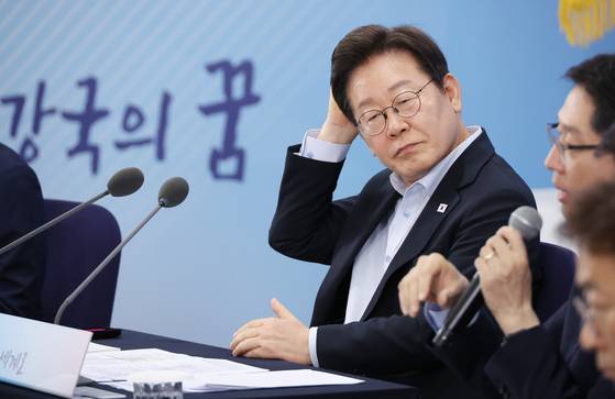 이재명 대통령이 7월 25일 부산 부경대에서 열린 타운홀미팅 '부산의 마음을 듣다' 간담회에서 김경수 대통령 직속 지방시대위원장의 발언을 듣고 있다. 연합뉴스