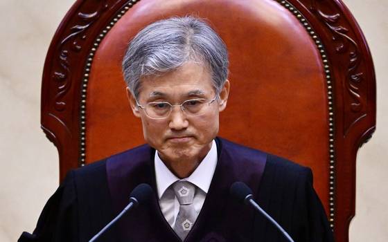 조희대 대법원장이 지난 5월 1일 오후 서울 서초구 대법원 대법정에서 이재명 더불어민주당 대선 후보의 공직선거법 위반 사건 상고심 선고를 준비하며 입술을 다물고 있다. 사진공동취재단