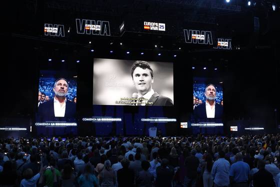 스페인 극우 성향의 정당 복스(Vox)의 대표 산티아고 아바스칼(왼쪽과 오른쪽, 화면)이 14일(현지시간) 스페인 마드리드에서 복스가 주최한 'Viva Europa 25' 행사에서 찰리 커크(화면 중앙)를 추모하는 모습. EPA=연합뉴스