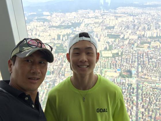 생전 유상철 감독(왼쪽)과 아들 유선우 씨. 사진 유선우