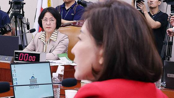 4일 국회에서 열린 법제사법위원회 전체회의에서 추미애 위원장(왼쪽)이 더불어민주당 의원들과 언쟁하는 나경원 국민의힘 의원을 지켜보고 있다. 임현동 기자