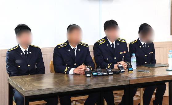 고(故) 이재석 경사 팀원들이 15일 오전 이 경사 발인을 앞두고 기자회견을 하고 있다. 연합뉴스