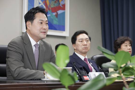 국민의힘 장동혁 대표가 16일 서울 종로구 한국교회총연합을 방문해 인사말을 하고 있다. 연합뉴스