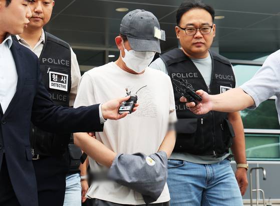 지난 11일 인천에서 틱톡커인 20대 여성 B씨를 폭행하고 살해해 살인 및 사체유기 혐의로 구속영장이 청구된 A씨가 16일 구속 전 피의자 심문(영장실질심사)에 출석하기 위해 경기도 용인동부경찰서에서 나오고 있다. 연합뉴스