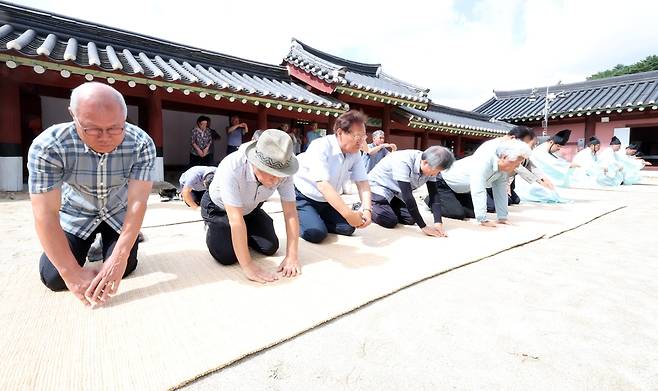 8월27일 강릉지역에 심각한 가뭄이 계속되면서 강릉향교에서 유림과 시민들이 가뭄 해갈을 기원하는 기우제를 지내고 있다. 기우제는 3일간 매일 진행됐다. /강원일보 제공
