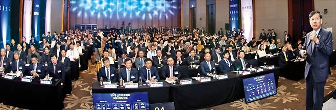 < 혁신산업 CEO·전문가 총출동 > 국내 최대 투자 콘퍼런스 ‘코리아 인베스트먼트 위크(KIW) 2025’가 15일 서울 여의도 콘래드호텔에서 개막했다. 인공지능(AI) 조선 방산 바이오 등 혁신산업 최고경영자(CEO)와 전문가, 투자자 등이 나흘간 성장 및 투자 전략을 논의한다. 구윤철 부총리 겸 기획재정부 장관이 ‘코스피 5000, 대전환의 시대’를 주제로 기조강연을 하고 있다.  최혁 기자
