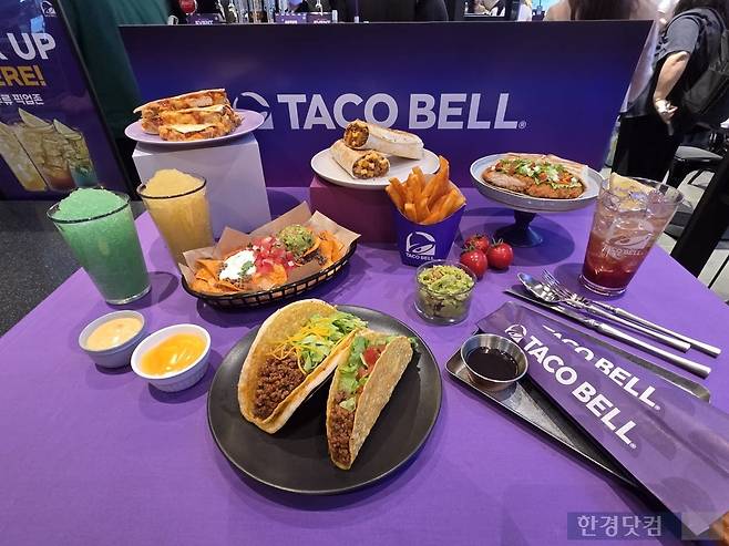 지난 15일 서울 강남구에서 진행된 '타코벨 더강남' 오픈 기념 기자 간담회에 타코벨 대표 메뉴가 진열돼있다./사진=박수림 기자
