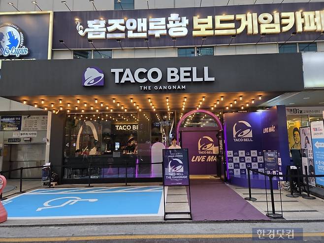 서울 강남구에 위치한 '타코벨 더강남' 매장 외관./사진=박수림 기자