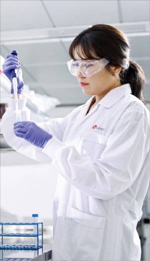 LG화학 연구원이 신약물질을 분석하고 있다. LG화학 제공