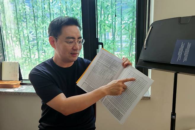 서울 마포구 연세대 음악대학에 있는 자신의 연구실에서 지휘자 최수열이 에드가 바레즈의 곡 '튜닝 업'을 소개하고 있다. 이주현 기자