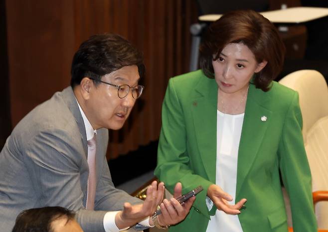 국민의힘 권성동 의원(왼쪽), 나경원 의원. / 사진=강은구 기자