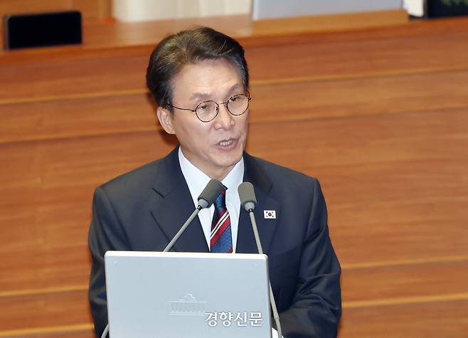 김민석 국무총리가 16일 국회 본회의 대정부질문에서 질문에 답하고 있다. 박민규 선임기자