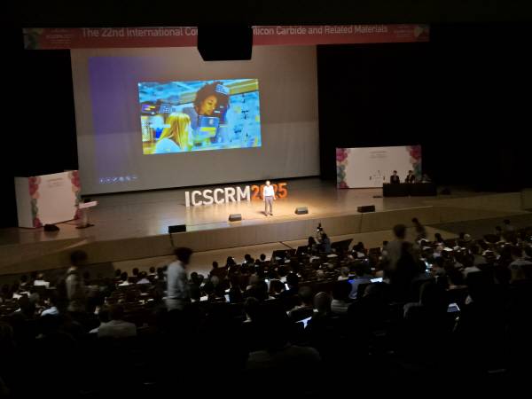 지난 15일 부산 벡스코 오디토리움에서 ‘국제탄화규소학술회의(ICSCRM2025)’ 본회의 기조강연이 진행되고 있다. 부산과학기술협의회 제공