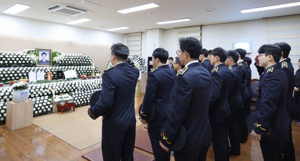 고 이재석 경사 빈소 조문하는 해경 동료들.연합뉴스
