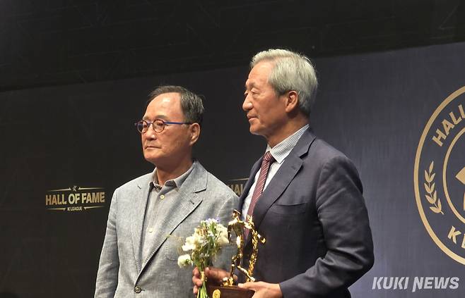 정몽준 대한축구협회 명예회장이 16일 오전 11시 서울 종로구 아산정책연구원에서 열린 ‘제2회 K리그 명예의 전당 헌액식’에서 김호곤 축구사랑나눔재단 이사장에게 트로피를 받고 있다. 김영건 기자