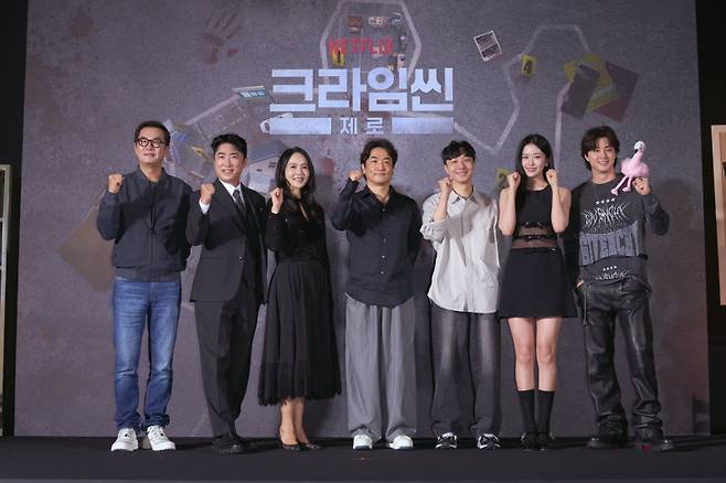장진, 장동민, 박지윤, 윤현준 PD, 황슬우 PD, 안유진, 김지훈(왼쪽부터)이 16일 오후 서울 신도림동 라마다 호텔에서 열린 넷플릭스 예능 ‘크라임씬 제로’ 제작발표회에 참석해 포즈를 취하고 있다. 넷플릭스 제공