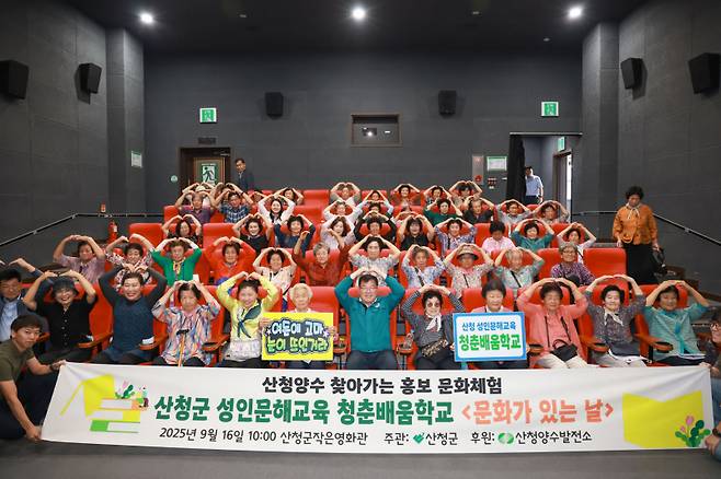 이승화 산청군수는 현장을 찾아 어르신들을 격려하고 만학의 꿈을 응원했다.