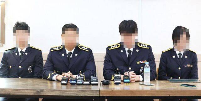 영결식에 앞서 인천해양경찰서 영흥파출소 직원들이 이 경사 장례식장에서 "상부로부터 사건과 관련해 함구하라는 지시가 있었다"는 내용의 기자회견을 하고 있는 모습. 뉴시스