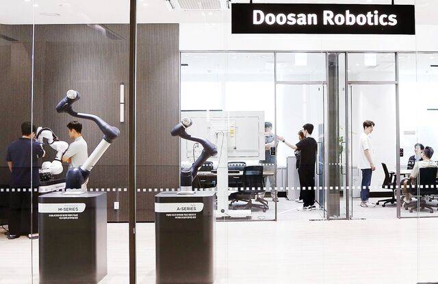 두산로보틱스가 15일 경기도 성남 분당구에 문을 연 국내 최대 규모의 로봇연구소 ‘이노베이션 센터’. 분당 광교 수원 등에 분산돼 있던 연구개발(R&D) 자원을 통합한 공간으로 전체 임직원의 40%에 해당하는 80여명의 연구 인력이 실시간으로 만나 제품 개발에서부터 완성품 테스트까지 한 공간에서 실행할 수 있게 됐다. 두산로보틱스 제공