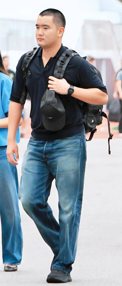 이재용 삼성전자 회장의 장남 이지호씨가 15일 경남 창원시 진해구 해군사관학교에서 열린 해군 학사장교 사관후보생 입영식에 참석하기 위해 행사장으로 향하고 있다. 이씨는 이날 진해기지사령부에 입대했다. 삼성전자 제공