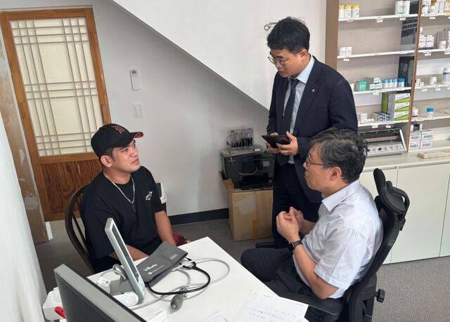 김형기(오른쪽 첫 번째) 인천기독병원장이 14일 인천 중구 로제타홀 무료 진료소에서 이주노동자 알리마르 말루롯씨를 진료하고 있다.