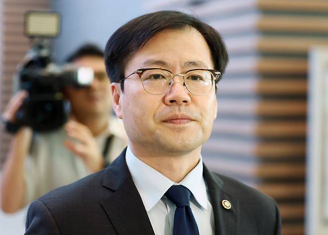 여한구 산업통상자원부 통상교섭본부장이 15일 미국과의 관세 협상 후속 협의를 위해 인천국제공항 제2터미널 출국장으로 향하고 있다. 연합뉴스