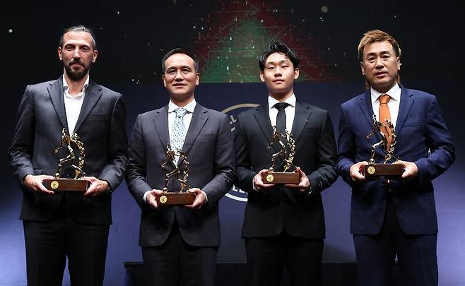 2025 K리그 명예의 전당 선수 부문 헌액자들이 16일 서울 종로구 아산정책연구원에서 열린 헌액식에서 기념 촬영을 하고 있다. 왼쪽부터 데얀, 김주성, 고 유상철 감독 아들 유선우씨, 김병지. 연합뉴스