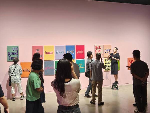 수원시립미술관이 장애인들의 전시 관람 기회를 확대하기 위해 수어 전시해설 프로그램을 진행 중이다. 수원시 제공