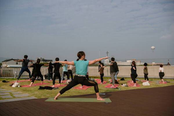 경기도 웰니스 관광지로 선정된 수원시립미술관 옥상에서 요가 프로그램이 열려 참가자들이 요가를 하고 있다. 수원시 제공