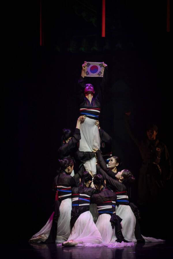 8월 30일 수원시티발레단이 김향화를 주제로 선보인 ‘그날, 서대문형무소 8번방의 메아리’ 공연. 김현광 제공