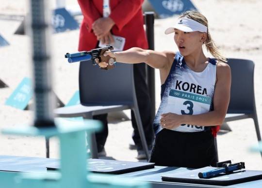 2024 파리 올림픽 근대5종 여자 개인전에서 사상 첫 동메달을 획득한 성승민이 레이저런 경기를 하는 모습