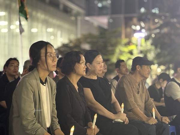 ▲고 오요안나 MBC 보도국 기상캐스터가 세상을 떠난 지 1년이 된15일 오후 7시 서올 마포구 상암동 MBC 사옥 앞이자 고인 어머니의 단식 농성장 앞에서 진행된 추모문화제 현장. 사진=윤유경 기자.