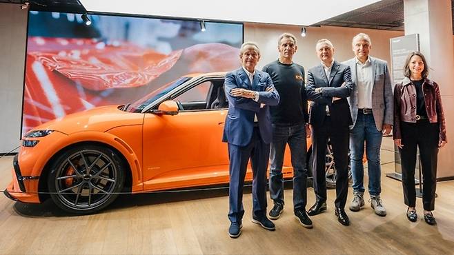 제네시스 브랜드 파트너 재키 익스 (Jacky Ickx), 현대모터스포츠 법인장 및 제네시스 마그마 레이싱 총감독 시릴 아비테불 (Cyril Abiteboul), 제네시스 유럽법인장 피터 크론슈나블 (Peter Kronschnabl), 현대차 유럽기술연구소장 타이론 존슨 (Tyrone Johnson), 제네시스 독일 브랜드 디렉터 크리스티나 헤르조그 (Christina Herzog). 왼쪽부터 [사진제공=현대차]