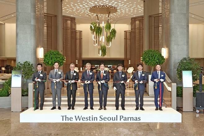 9월 15일 진행한 웨스틴 서울 파르나스 공식 개관식. (왼쪽부터) 이인철 웨스틴 서울 파르나스 총지배인, 이영기 파르나스호텔 호텔운영본부장, 남기덕 메리어트 인터내셔널 한국·베트남·필리핀 지역 담당 대표, 이인호 한국무역협회 부회장, 여인창 파르나스호텔 대표이사, 김진만 강남구청 부구청장, 백현석 강남경찰서 서장, 한만환 파르나스호텔 경영지원본부장 / 사진=파르나스호텔